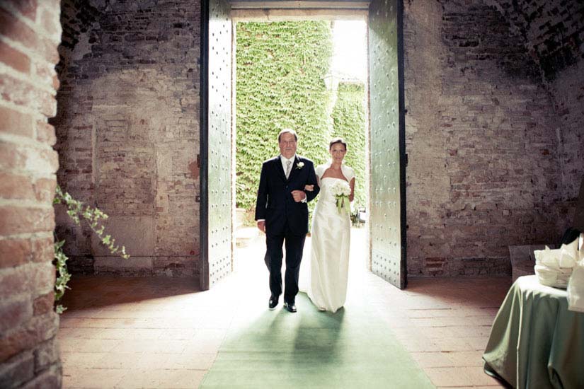 Fotografo matrimonio Torino: abbazia ad Alessandria con ingresso in chiesa della sposa