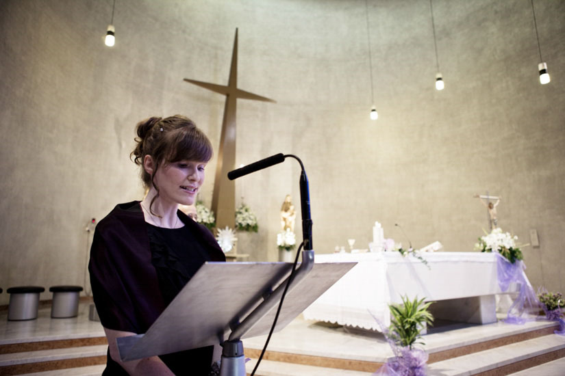 Fotografo matrimonio Torino: lettrice e particolare della chiesa