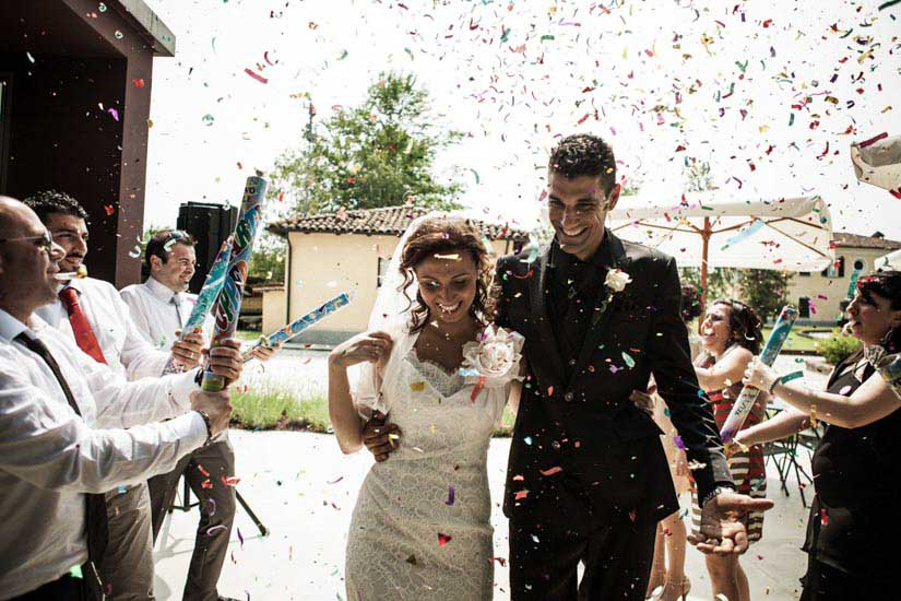 Fotografo matrimonio Torino: foto divertente di due sposi di Alessandria