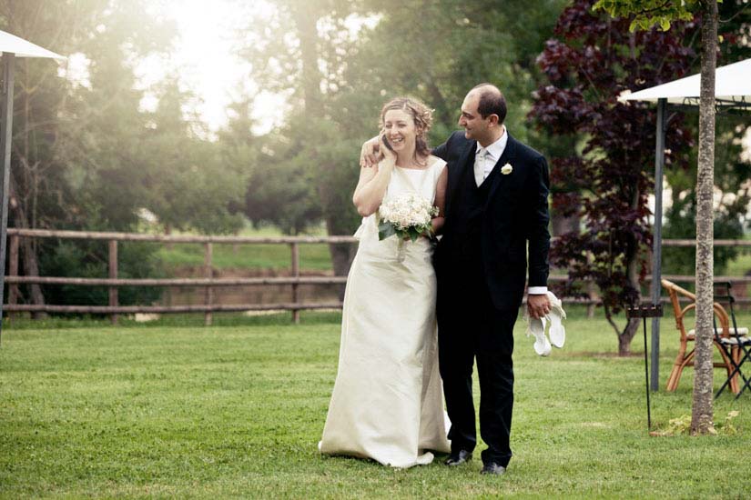 Fotografo matrimonio Torino: passeggiata con telefonata per gli sposi ad Asti