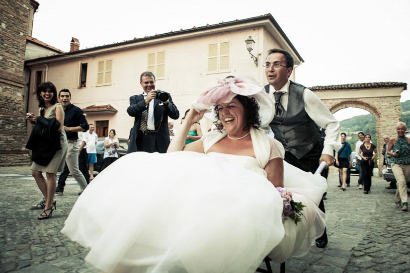 Fotografo matrimonio Torino: foto di uno scherzo degli amici ad un matrimonio di Alessandria