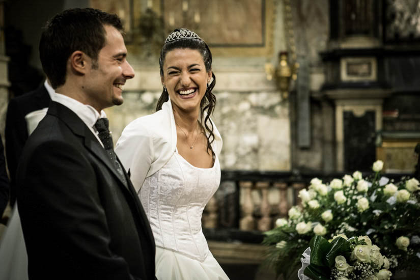 Fotografo matrimonio Torino: sorriso di una sposa elegante e divertente