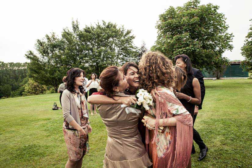 Fotografo matrimonio Torino: lancio del bouquet e fotografia