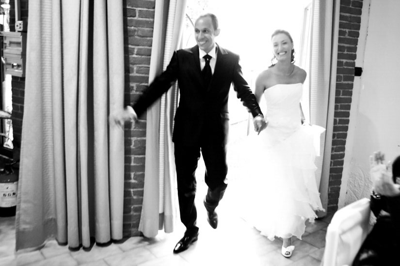 Fotografo matrimonio Torino: l'ingresso al ristorante e due sposi che sorridono