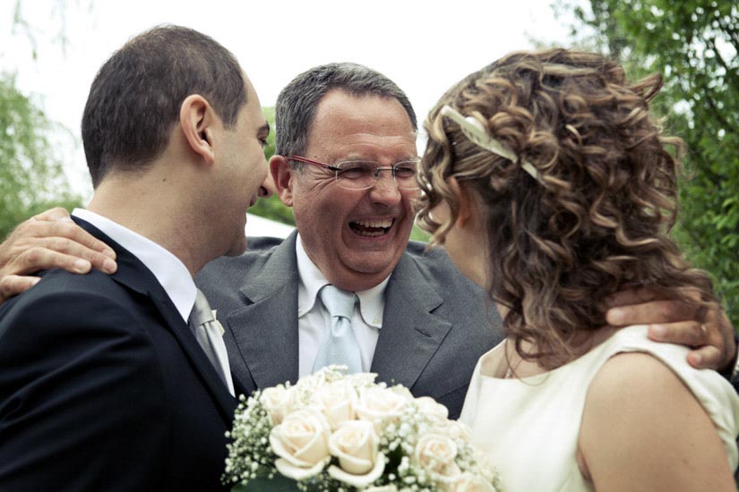 Fotografo matrimonio Torino: gli sposi ricevono le congratulazioni da un amico