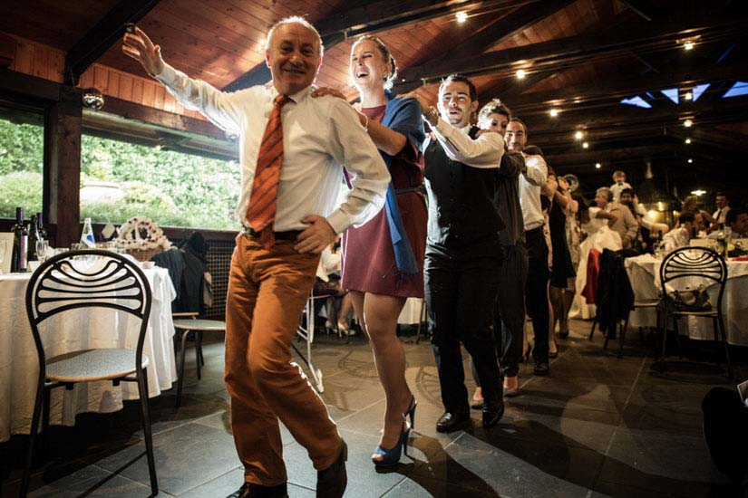 Fotografo matrimonio Torino: gli invitati a Pino Torinese ballano formando una fila