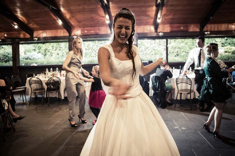 Fotografo matrimonio Torino: una sposa sorridente tende la mano per invitare a ballare