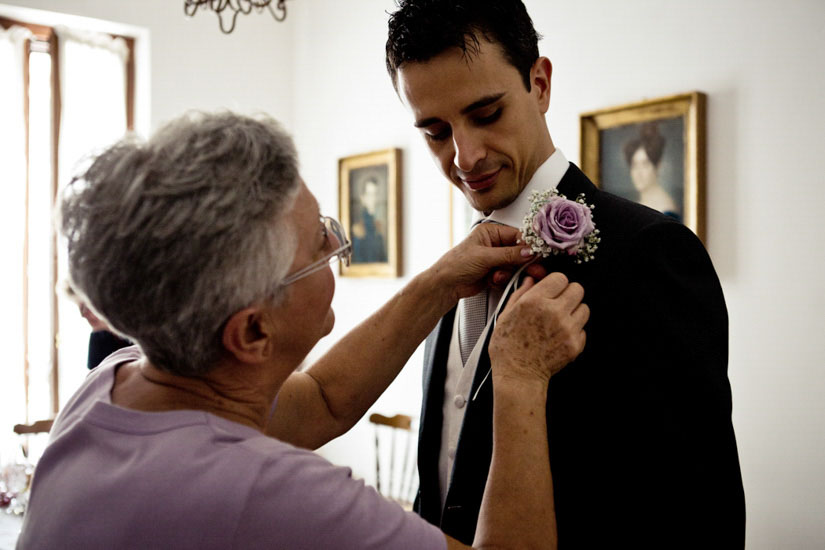 Fotografo matrimonio Torino: una fotografia di una mamma di Torino che accarezza suo figlio che si sposa