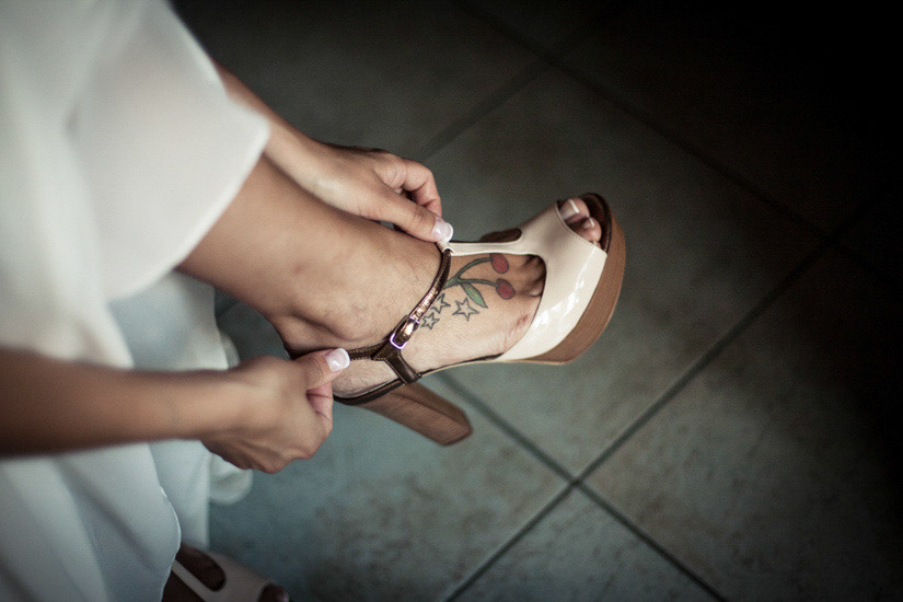 Fotografo matrimonio Torino: scarpe di una sposa