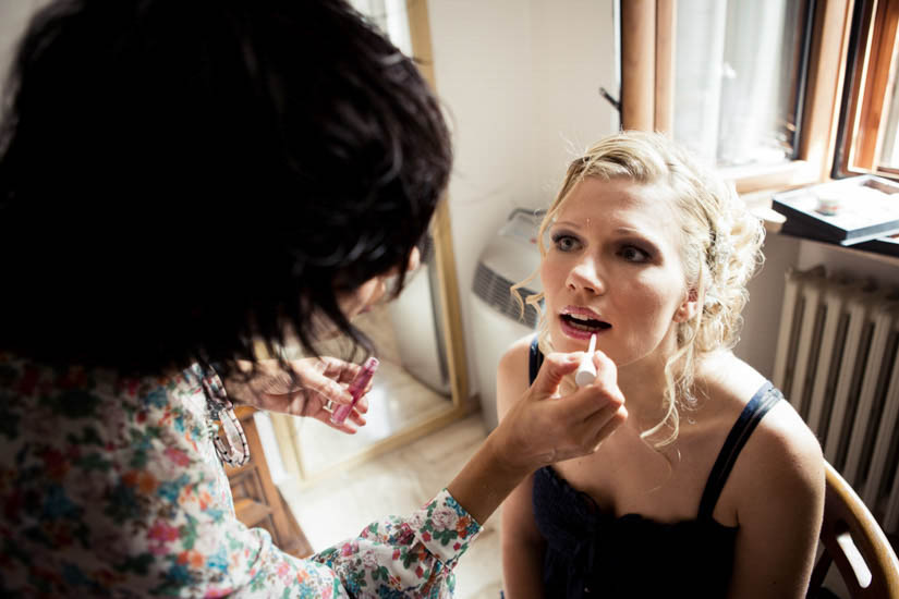 Fotografo matrimonio Torino: una magnifica sposa bionda a Torino si fa mettere il rossetto