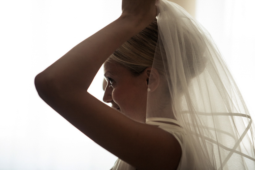 Fotografo matrimonio Torino: il vestito da sposa è composto anche dal velo che questa bellissima sposa indossa