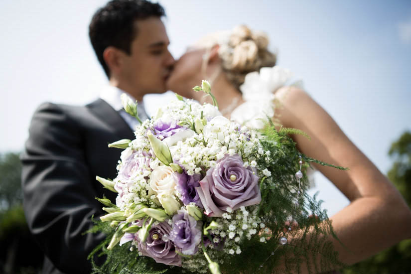 Fotografo matrimonio Torino: due sposi si baciano al Parco del Valentino a Torino