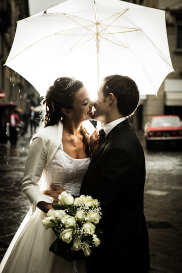 Fotografo matrimonio Torino: fotografia di un bacio romantico