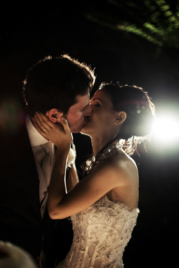 Fotografo matrimonio Torino: una sposa afferra il viso del suo sposo