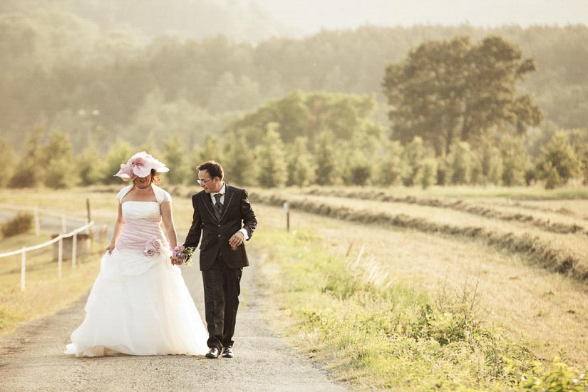 Fotografo matrimonio Torino: i campi di Alessandria fanno da sfondo a due teneri sposi