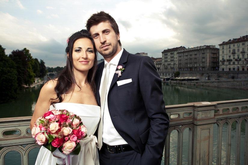 Fotografo matrimonio Torino: due sposi sul ponte di Piazza Vittorio a Torino