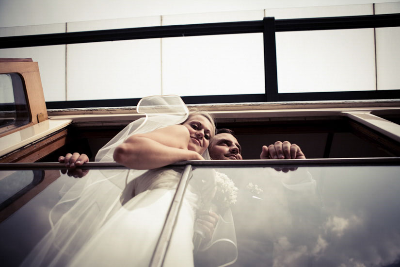 Fotografo matrimonio Torino: due sposi su un tram