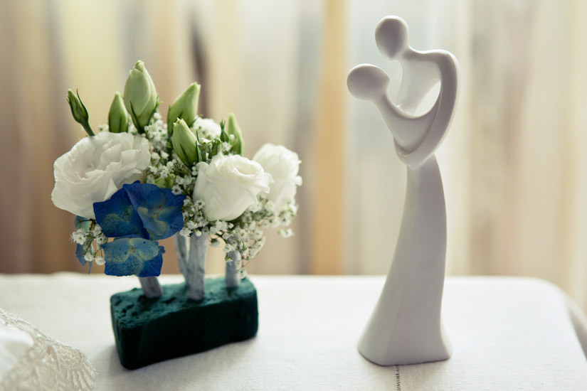 Fotografo matrimonio Torino: un piccolo oggetto floreale fa la sua figura sul tavolo di matrimonio