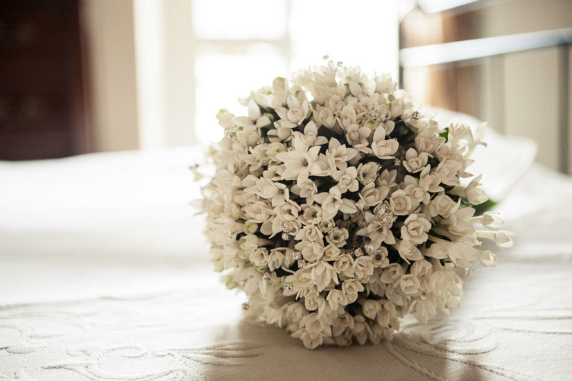 Fotografo matrimonio Torino: fiori bianchi conferiscono alla sposa un tono aggraziato e classico