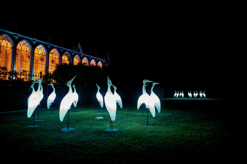 Fotografo matrimonio Torino: sculture di aironi adornano il giardino de Le Serre del Castello di Racconigi