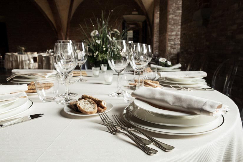 Fotografo matrimonio Torino: il catering pregiato di Stratta ha adornato questa tavola di matrimonio a Lucedio