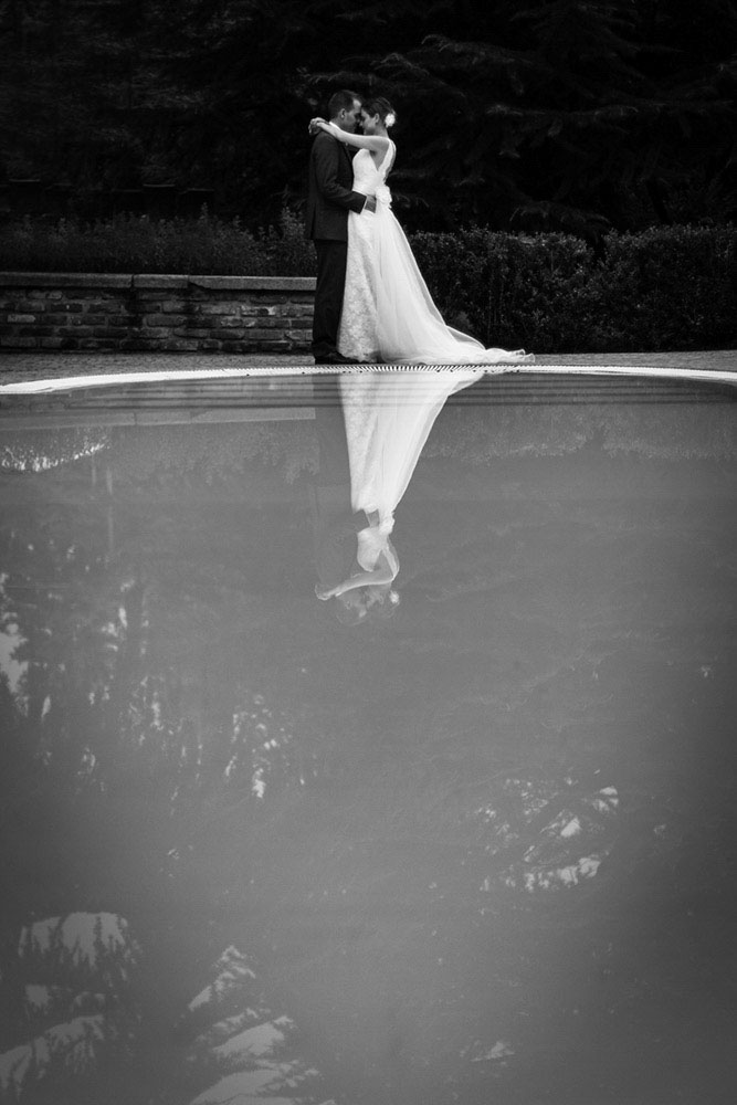 Fotografo matrimonio Torino: le geometrie di una foto sulla piscina