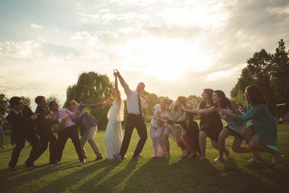 Fotografo matrimonio Torino: una foto di gruppo con atmosfera suggestiva per un rock and roll wedding nelle Langhe