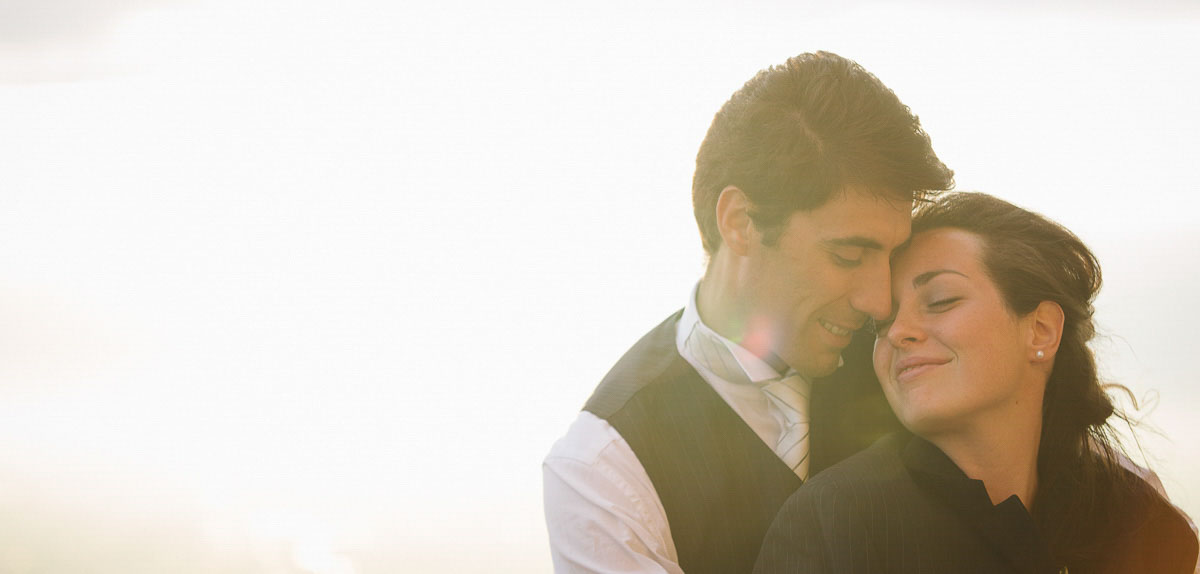 Fotografo matrimonio Torino: un romantico abbraccio fra sposi