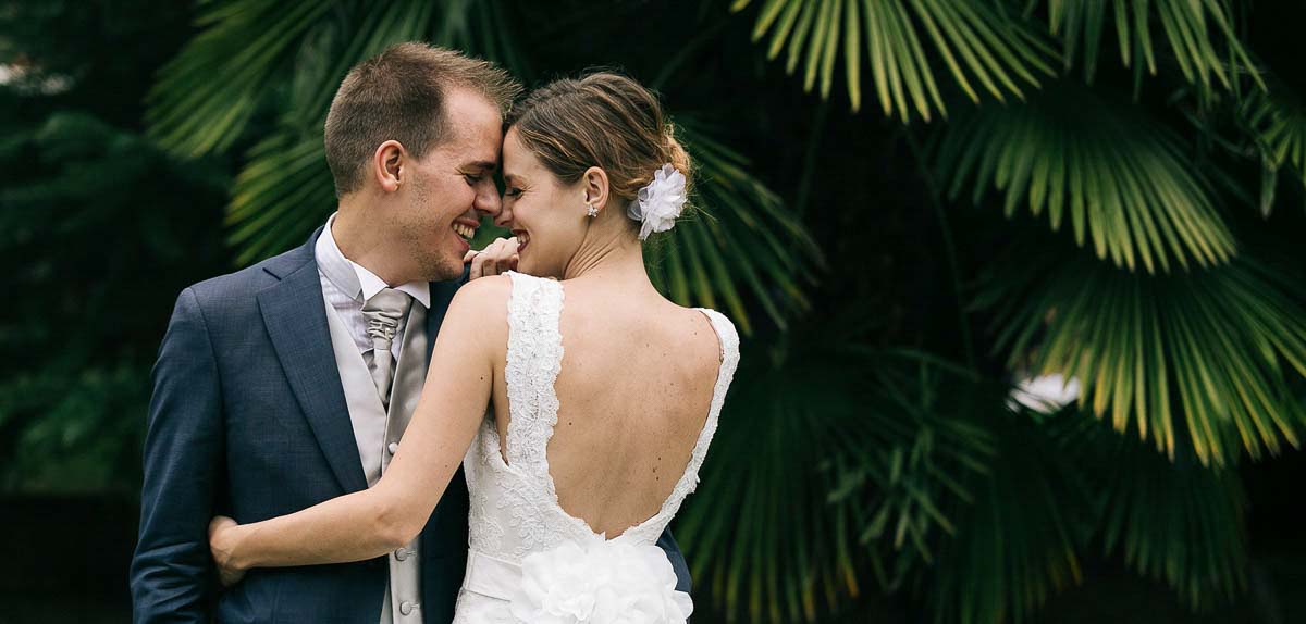 Fotografo matrimonio Torino: due sposi belli e giovani danzano insieme