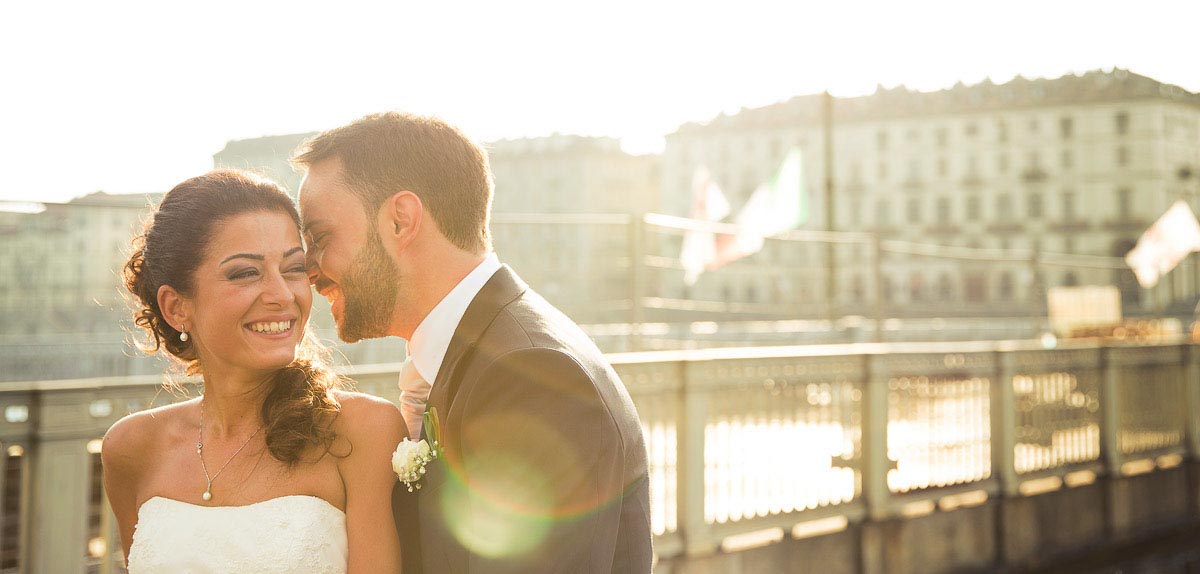 Fotografo matrimonio Torino: una suggestiva atmosfera sul ponte a Torino per i ritratti agli sposi