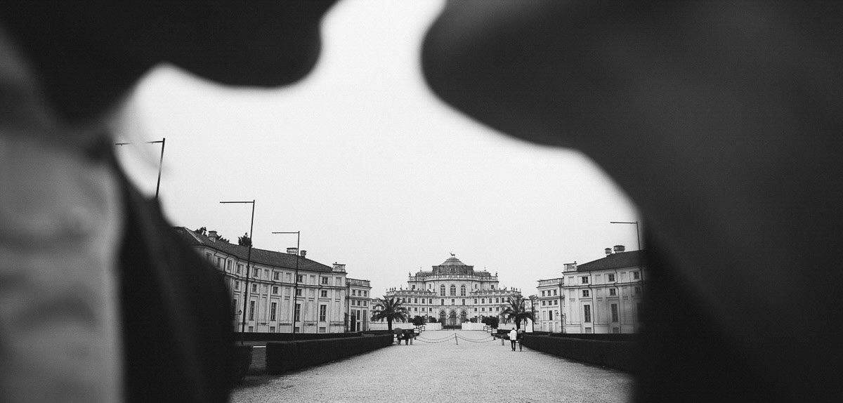 Fotografo matrimonio Torino - una coppia si bacia a Stupinigi con una fotografia in bianco e nero