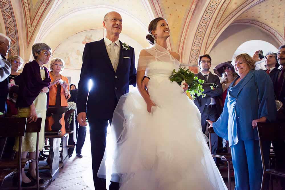 Fotografo matrimonio Torino: La sposa entra in Chiesa, accompagnata dal padre